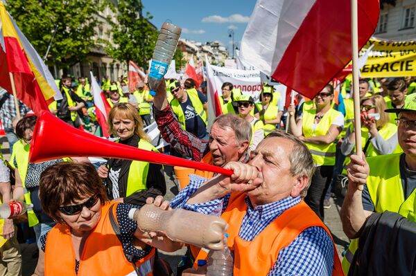 Garbage collectors working for private companies protest against governmental law changing plans, in Warsaw, Poland, on May 10, 2016 Garbage collectors working for private companies protest against governmental law changing plans, in Warsaw, Poland, on May 10, 2016 - Sputnik International
