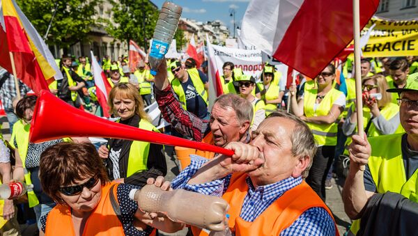 Garbage collectors working for private companies protest against governmental law changing plans, in Warsaw, Poland, on May 10, 2016 - Sputnik International