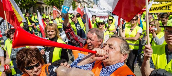 Garbage collectors working for private companies protest against governmental law changing plans, in Warsaw, Poland, on May 10, 2016 Garbage collectors working for private companies protest against governmental law changing plans, in Warsaw, Poland, on May 10, 2016 - Sputnik International