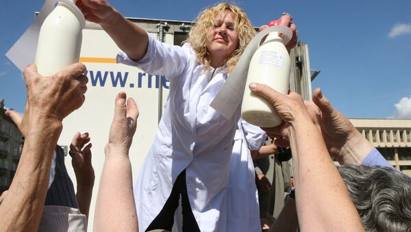 Lithuanian farmers give away milk during a protest over the prices fixed for producers' milk (File) - Sputnik International