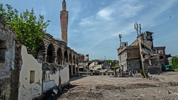 Damaged houses and a mosque are pictured in the historical district in Diyarbakir, southeastern Turkey, on May 5, 2016 - Sputnik International