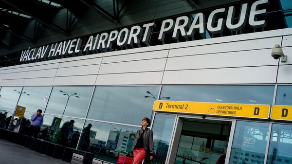A woman leaves the Vaclav Havel airport in the Czech capital Prague on October 5, 2012 - Sputnik International