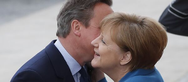 German Chancellor Angela Merkel welcomes British Prime Minister David Cameron as he arrives for an informal meeting at the Herrenhausen Palace in Hanover, central Germany on April 25, 2016. German Chancellor Angela Merkel welcomes British Prime Minister David Cameron as he arrives for an informal meeting at the Herrenhausen Palace in Hanover, central Germany on April 25, 2016. - Sputnik International