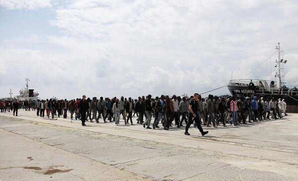 Migrants disembark from the Italian Navy vessel Grecale in the Sicilian harbour of Augusta, Italy May 7, 2016 - Sputnik International