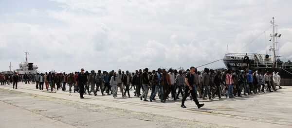 Migrants disembark from the Italian Navy vessel Grecale in the Sicilian harbour of Augusta, Italy May 7, 2016 Migrants disembark from the Italian Navy vessel Grecale in the Sicilian harbour of Augusta, Italy May 7, 2016 - Sputnik International