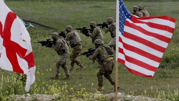 US and Georgian servicemen, with Georgian and US flags in front, take part in the joint US-Georgia military exercise (File) - Sputnik International
