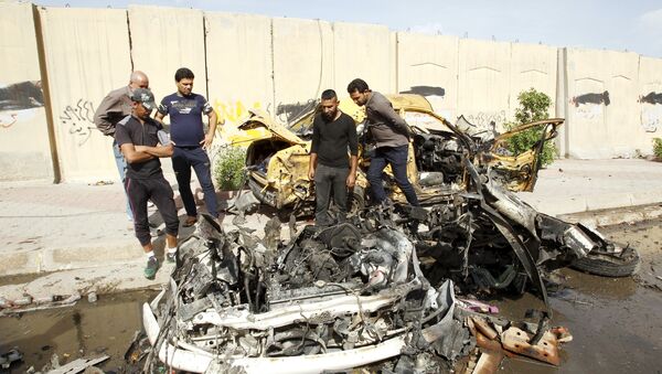 Iraqi men inspect the site of car bomb attack in Baghdad, Iraq (File) - Sputnik International