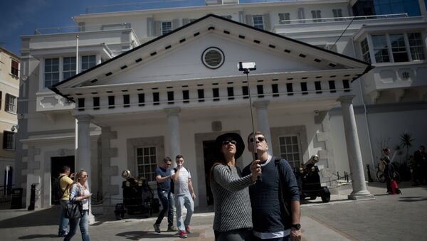 Tourists make a selfie in front of the House of Government of Gibraltar on March 17, 2016. - Sputnik International