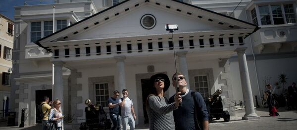 Tourists make a selfie in front of the House of Government of Gibraltar on March 17, 2016. Tourists make a selfie in front of the House of Government of Gibraltar on March 17, 2016. - Sputnik International
