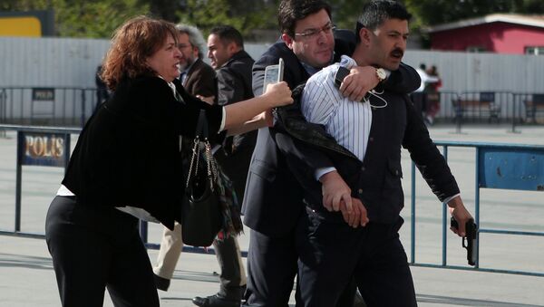 An assailant who attempted to shoot prominent Turkish journalist Can Dundar is caught by Dilek Dundar, wife of Can Dundar, and an unidentified man outside a courthouse in Istanbul, Turkey May 6, 2016 - Sputnik International