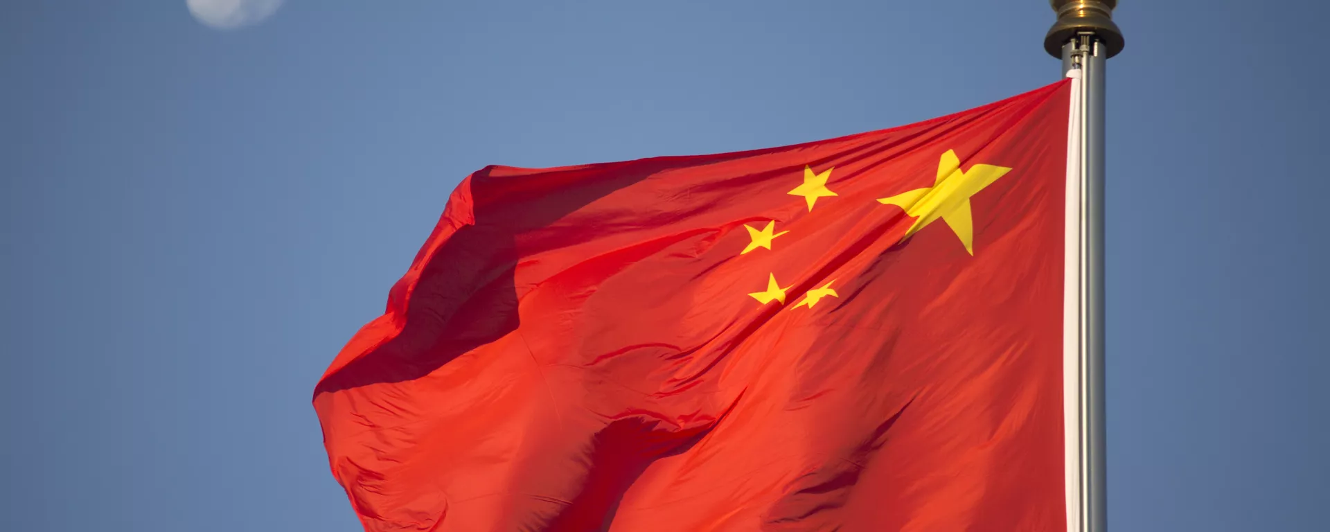 The moon sets above a Chinese flag flying over Tiananmen Square after a flag raising ceremony on National Day, the 66th anniversary of the founding of the People's Republic of China, in Beijing, Thursday, Oct. 1, 2015 - Sputnik International, 1920, 09.12.2021