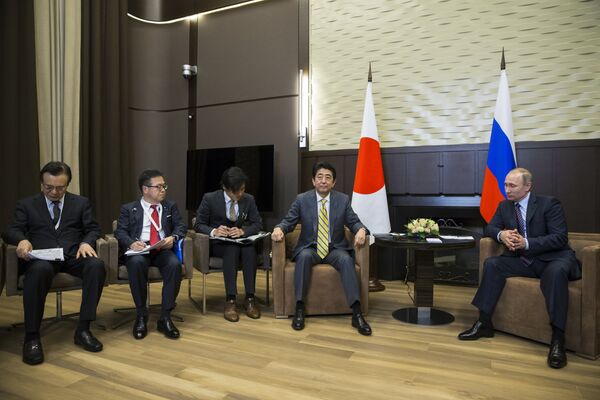 Russian President Vladimir Putin (R) meets with Japanese Prime Minister Shinzo Abe (C) at the Bocharov Ruchei state residence in Sochi on May 6, 2016 Russian President Vladimir Putin (R) meets with Japanese Prime Minister Shinzo Abe (C) at the Bocharov Ruchei state residence in Sochi on May 6, 2016 - Sputnik International
