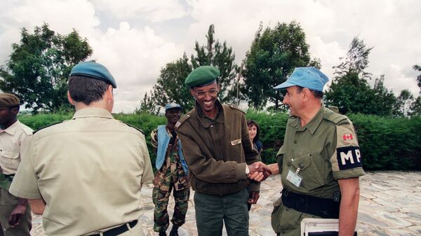 A picture taken 11 May 1994 in Buymba of Paul Kagame, leader of the Tutsi-led RPF (Rwandan Patriotic Front) shaking hands with an unidentified Canadian UN officer. - Sputnik International