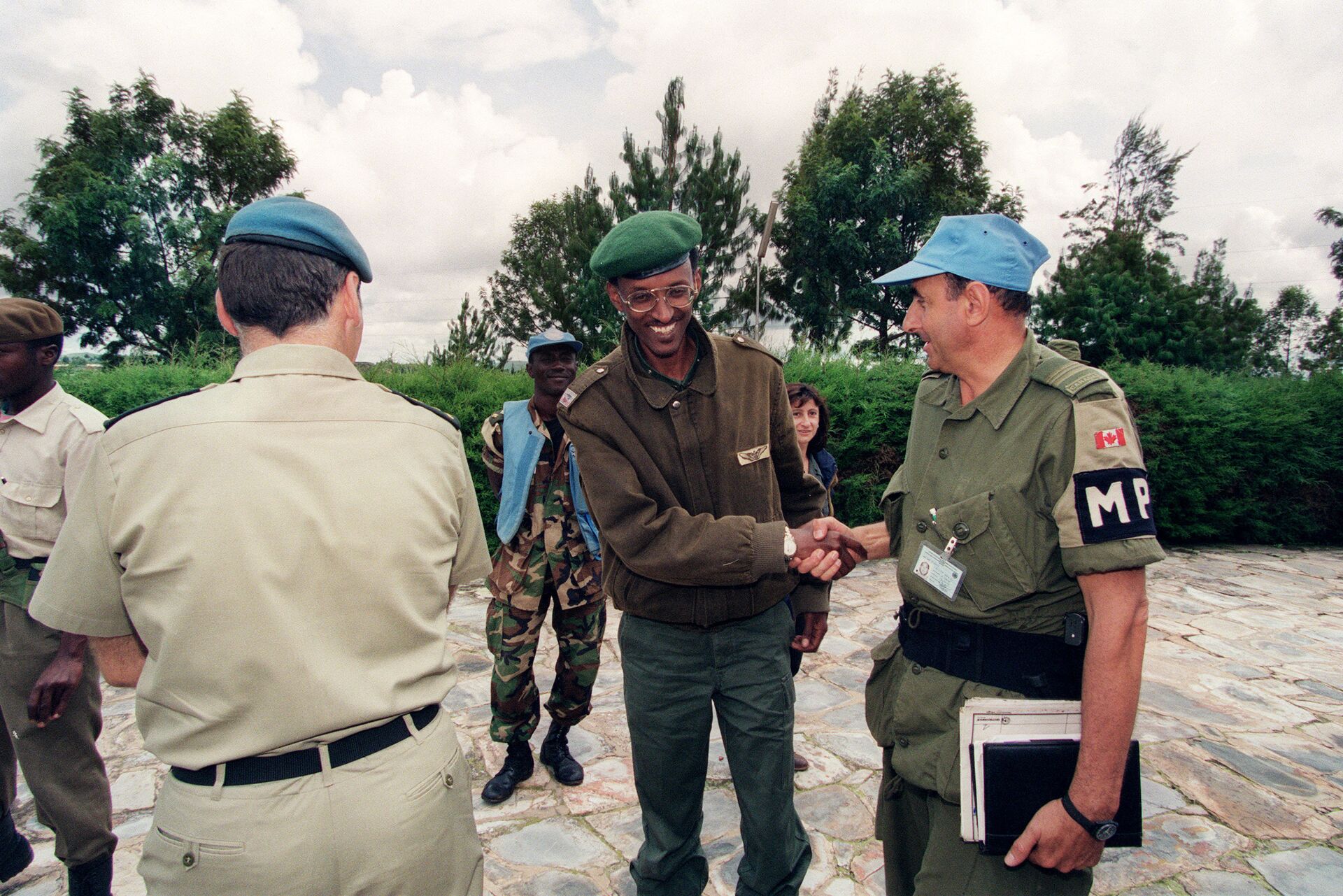A picture taken 11 May 1994 in Buymba of Paul Kagame, leader of the Tutsi-led RPF (Rwandan Patriotic Front) shaking hands with an unidentified Canadian UN officer.  - Sputnik International, 1920, 17.02.2022