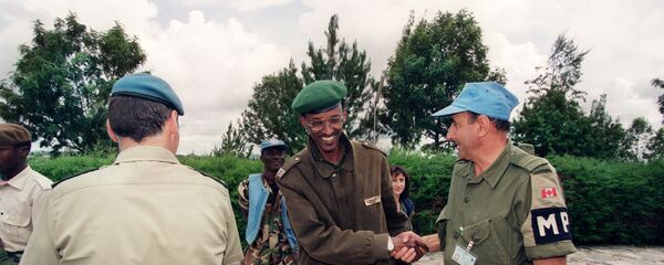 A picture taken 11 May 1994 in Buymba of Paul Kagame, leader of the Tutsi-led RPF (Rwandan Patriotic Front) shaking hands with an unidentified Canadian UN officer. A picture taken 11 May 1994 in Buymba of Paul Kagame, leader of the Tutsi-led RPF (Rwandan Patriotic Front) shaking hands with an unidentified Canadian UN officer. - Sputnik International