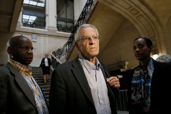 Genocide hunters Alain Gauthier (C) and his wife Dafroza Gauthier (R) talk to the media as they arrive to the Paris Court House in Paris, France May 10, 2016, on the first day of the trial of two former Rwandan local officials for their alleged participation in the 1994 genocide. Genocide hunters Alain Gauthier (C) and his wife Dafroza Gauthier (R) talk to the media as they arrive to the Paris Court House in Paris, France May 10, 2016, on the first day of the trial of two former Rwandan local officials for their alleged participation in the 1994 genocide. - Sputnik International