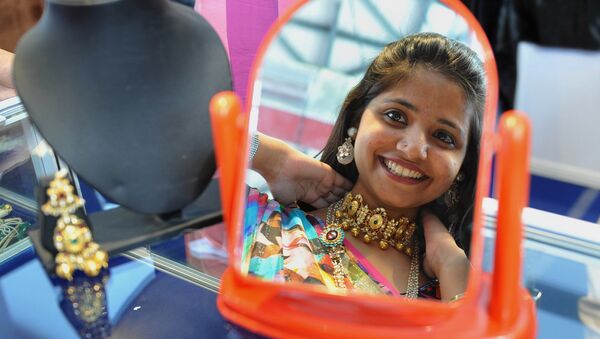An Indian woman looks in the mirror (File) - Sputnik International