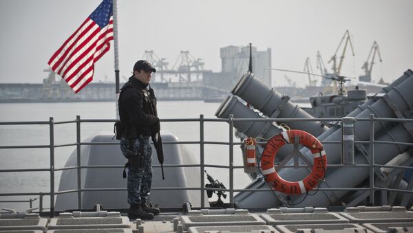 A US soldier stands guard at the USS Vicksburg cruiser ship docked at Constanta harbour in Constanta, Romania, on March 13, 2015. - Sputnik International