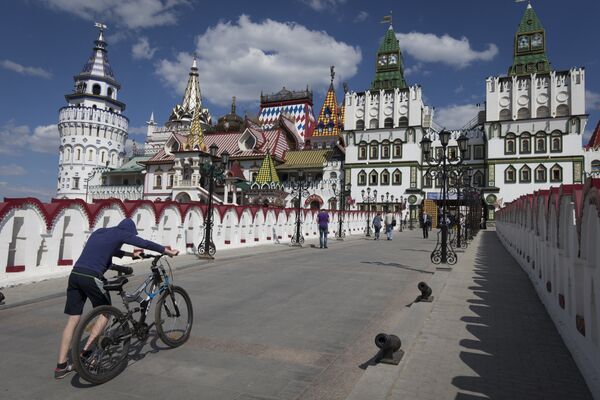 A picture taken on May 7, 2016 in Moscow shows the entrance of Izmailovsky flea market. - Sputnik International