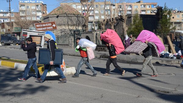 Kurds leave their houses with their belongings after new curfews were imposed in the Sur district of Diyarbakir on January 27, 2016. - Sputnik International