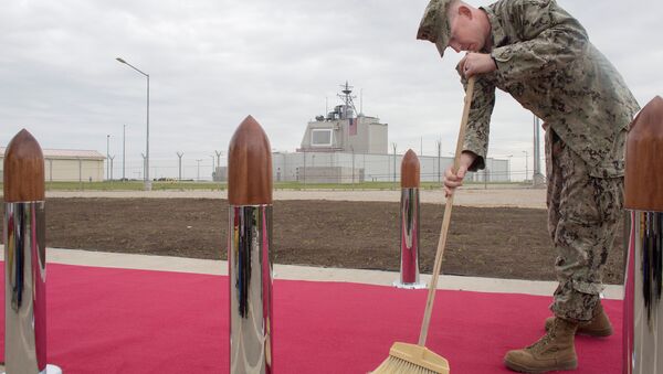 US Army personnel cleans the red carpet ahead of an official inauguration ceremony at Deveselu air base, Romania, May 12, 2016. - Sputnik International