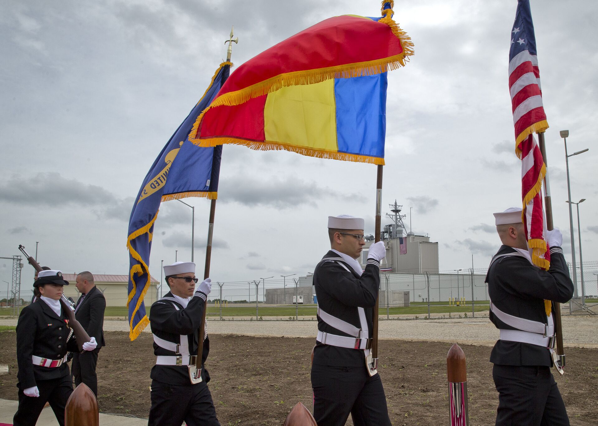  US Navy flag bearers, backdropped by the radar building of a missile defense base, during an opening ceremony attended by U.S., NATO and Romanian officials at a base in Deveselu, Southern Romania, Thursday, May 12, 2016. Russia has expressed concerns that the Aegis Ashore anti-missile systems in Poland and Romania could be converted to station offensive Tomahawk cruise missiles. - Sputnik International, 1920, 07.10.2022