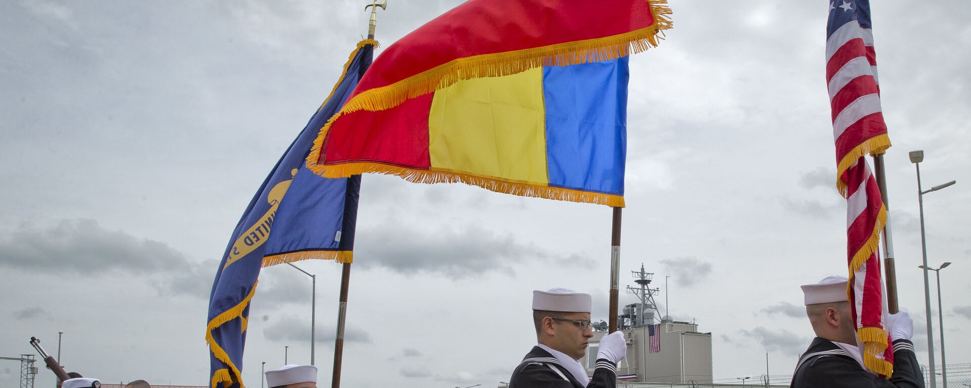  US Navy flag bearers, backdropped by the radar building of a missile defense base, during an opening ceremony attended by U.S., NATO and Romanian officials at a base in Deveselu, Southern Romania, Thursday, May 12, 2016. Russia has expressed concerns that the Aegis Ashore anti-missile systems in Poland and Romania could be converted to station offensive Tomahawk cruise missiles. - Sputnik International, 1920, 23.04.2023