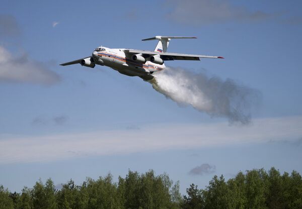 A Ministry for Emergency Situations Il-76TA Candid aircraft, one of the massive aircraft Russia uses to fight wildfires deep in the Russian wilderness. - Sputnik International