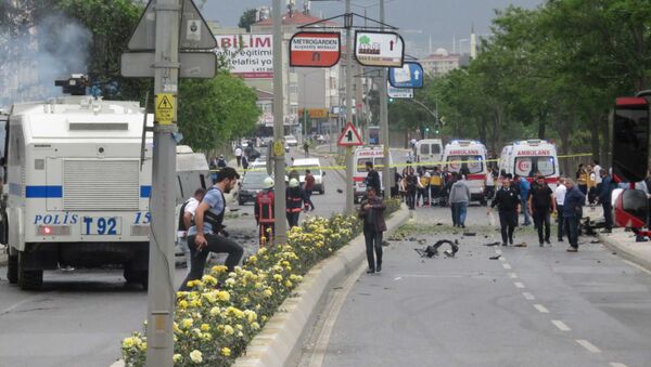 Security officers gather at a scene following a vehicle explosion near a military facility in Istanbul, Turkey, May 12, 2016. - Sputnik International