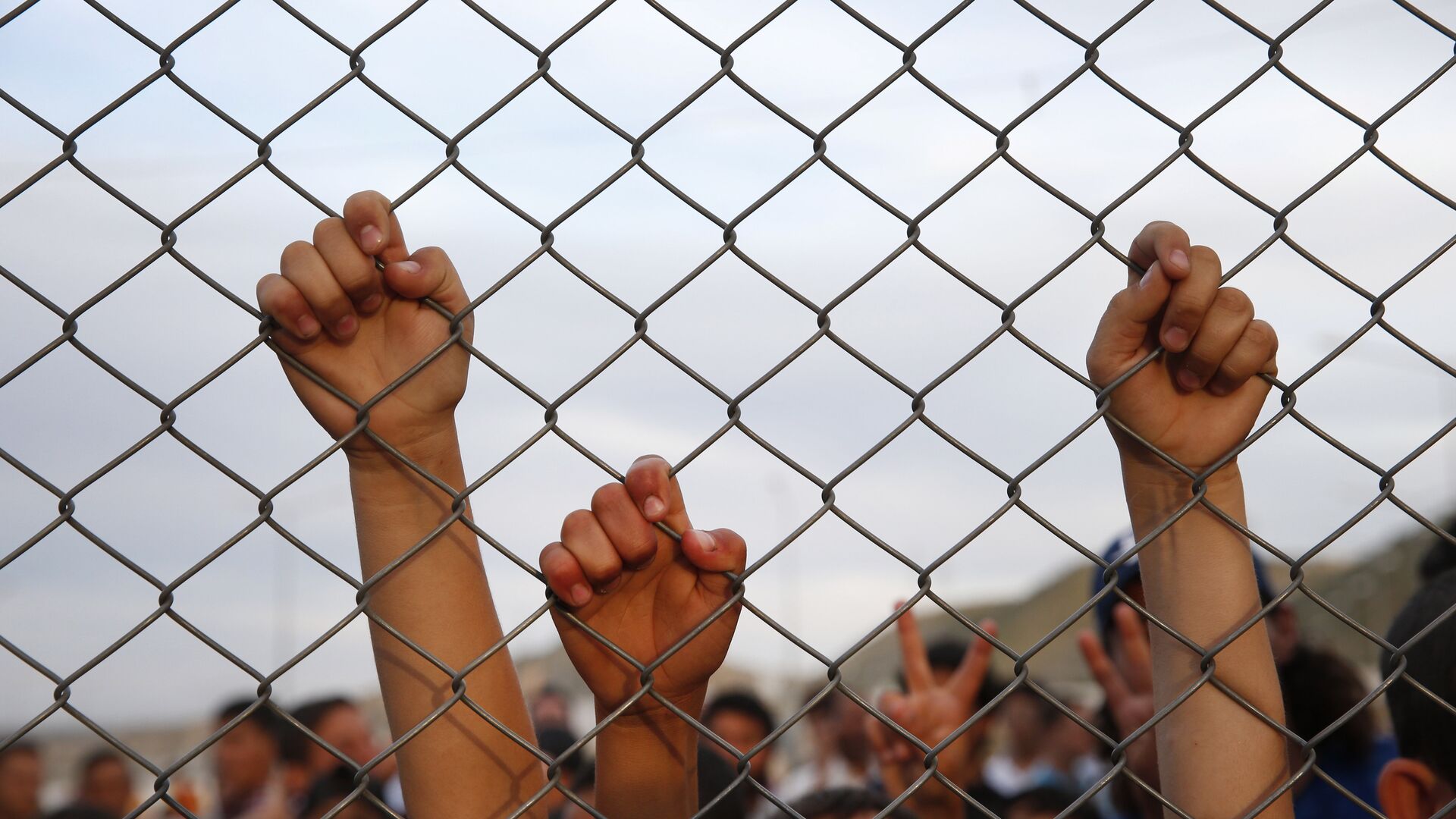 Syrian refugee children chant slogans behind a fence at the Nizip refugee camp in Gaziantep province, southeastern Turkey. - Sputnik International, 1920, 12.10.2022