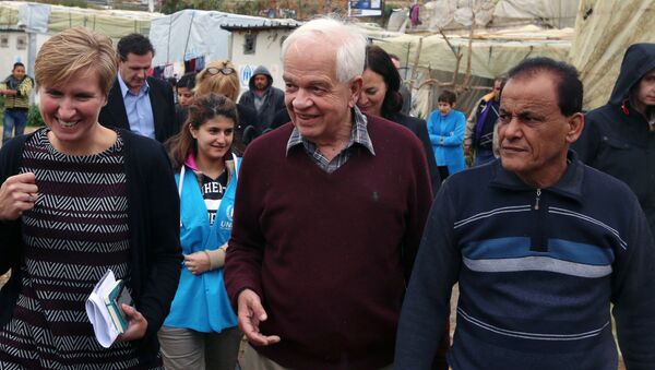 Canadian Minister of Immigration John McCallum, center, walks during his visit to a Syrian refugee camp. - Sputnik International