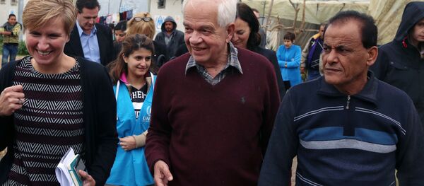 Canadian Minister of Immigration John McCallum, center, walks during his visit to a Syrian refugee camp. - Sputnik International