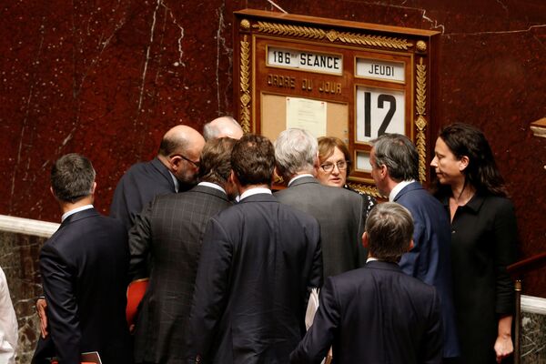 Deputies collect the result of a no-confidence vote against French government at the National Assembly in Paris, France, May 12, 2016. - Sputnik International