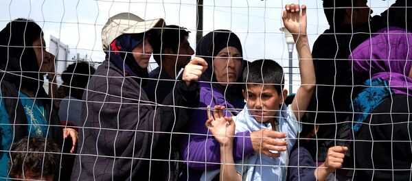 People queue for free food at a makeshift camp for migrants and refugees at the Greek-Macedonian border near the village of Idomeni, Greece, May 11, 2016. People queue for free food at a makeshift camp for migrants and refugees at the Greek-Macedonian border near the village of Idomeni, Greece, May 11, 2016. - Sputnik International