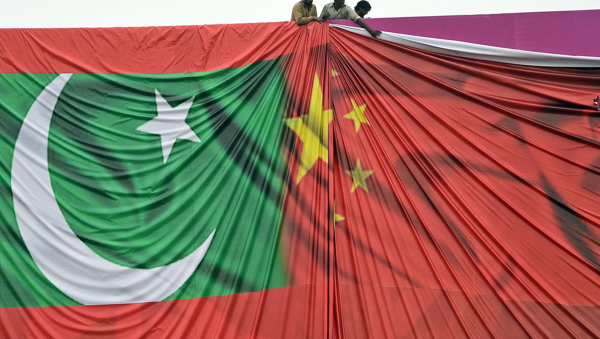 Flags of Pakistan and China - Sputnik International, 1920, 27.07.2021