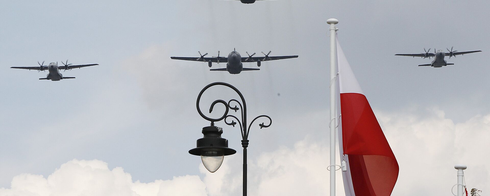 Polish Air Force C-130 Hercules aircraft fly over Poland's national flag during a military parade. - Sputnik International, 1920, 09.06.2022