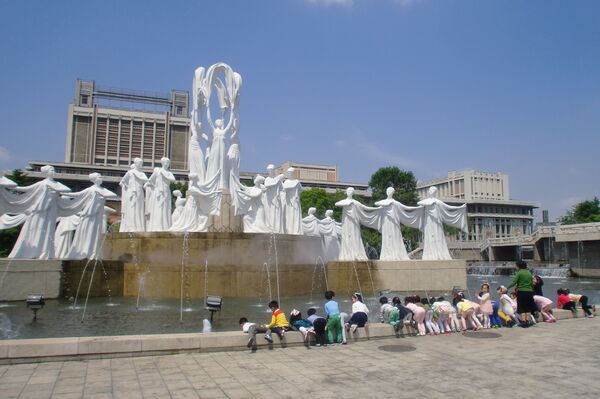 Kids play near fountain, Pyongyang Kids play near fountain, Pyongyang - Sputnik International