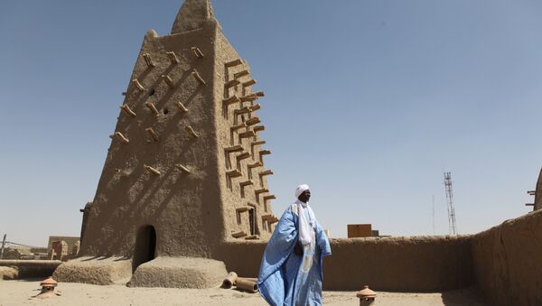 A man stands in front of the Djingareyber mosque on February 4, 2016 in Timbuktu, central Mali. - Sputnik International