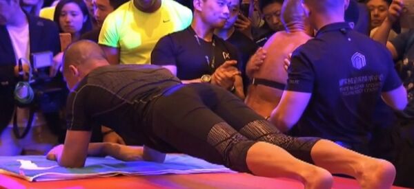 Chinese Police Officer Breaks Planking World Record - Sputnik International