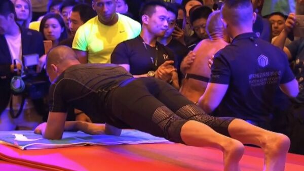 Chinese Police Officer Breaks Planking World Record - Sputnik International
