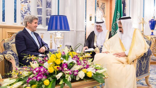 Saudi Arabia's King Salman (R) meets US Secretary of State John Kerry in Jeddah, Saudi Arabia May 15, 2016. - Sputnik International