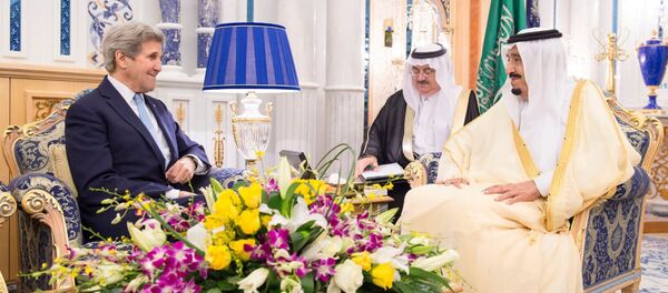 Saudi Arabia's King Salman (R) meets US Secretary of State John Kerry in Jeddah, Saudi Arabia May 15, 2016. - Sputnik International