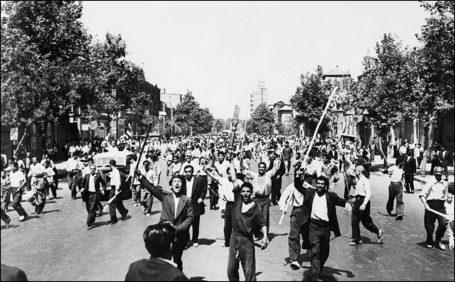 Rioters armed with staves shout slogans, during riots in Tehran, August 1953. - Sputnik International, 1920, 12.10.2023