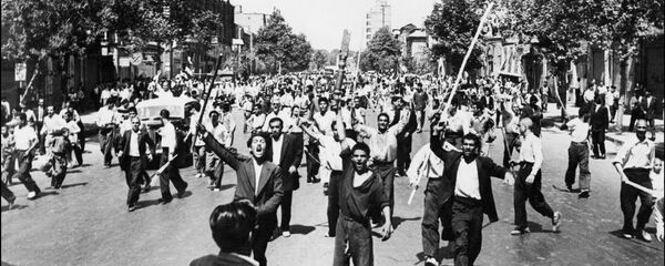 Rioters armed with staves shout slogans, during riots in Tehran, August 1953. Rioters armed with staves shout slogans, during riots in Tehran, August 1953. - Sputnik International