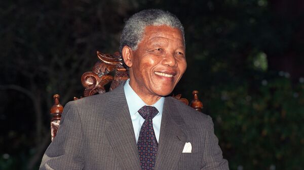 Anti-apartheid leader and African National Congress (ANC) member Nelson Mandela smiles during a photo session after his first press conference since his release from jail, 12 February 1990 in Cape Town. (File) - Sputnik International
