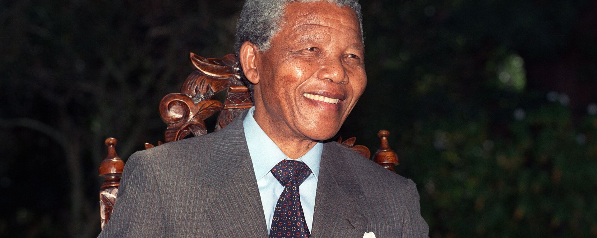 Anti-apartheid leader and African National Congress (ANC) member Nelson Mandela smiles during a photo session after his first press conference since his release from jail, 12 February 1990 in Cape Town. (File) - Sputnik International, 1920, 15.05.2016
