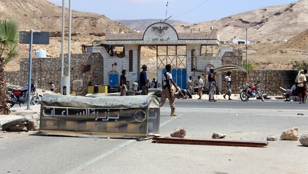 Yemeni soldiers stand guard outside a public security camp following a reported suicide attack in the southeastern Yemeni port of Mukalla - Sputnik International