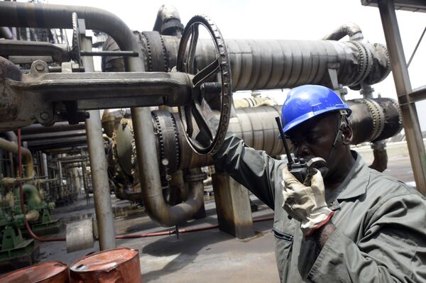 Worker speaks to the control room at the new Port Harcourt refinery built in 1989 at the same site where the first refinery in Nigeria was built in 1965 in oil rich Port Harcourt, Rivers State, on September 16, 2015 Worker speaks to the control room at the new Port Harcourt refinery built in 1989 at the same site where the first refinery in Nigeria was built in 1965 in oil rich Port Harcourt, Rivers State, on September 16, 2015 - Sputnik International