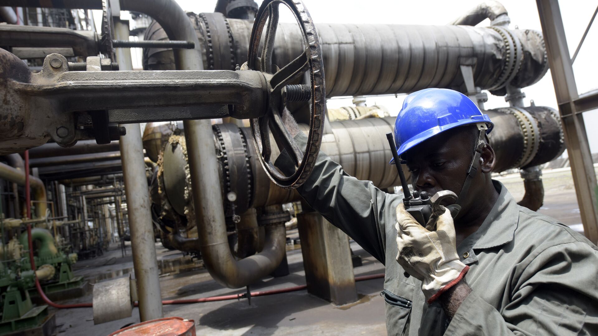 Worker speaks to the control room at the new Port Harcourt refinery built in 1989 at the same site where the first refinery in Nigeria was built in 1965 in oil rich Port Harcourt, Rivers State, on September 16, 2015 - Sputnik International, 1920, 11.07.2022