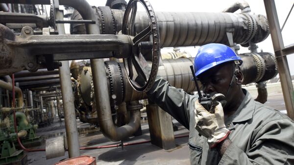 A worker speaks to the control room at the new Port Harcourt refinery in Nigeria. file photo - Sputnik International